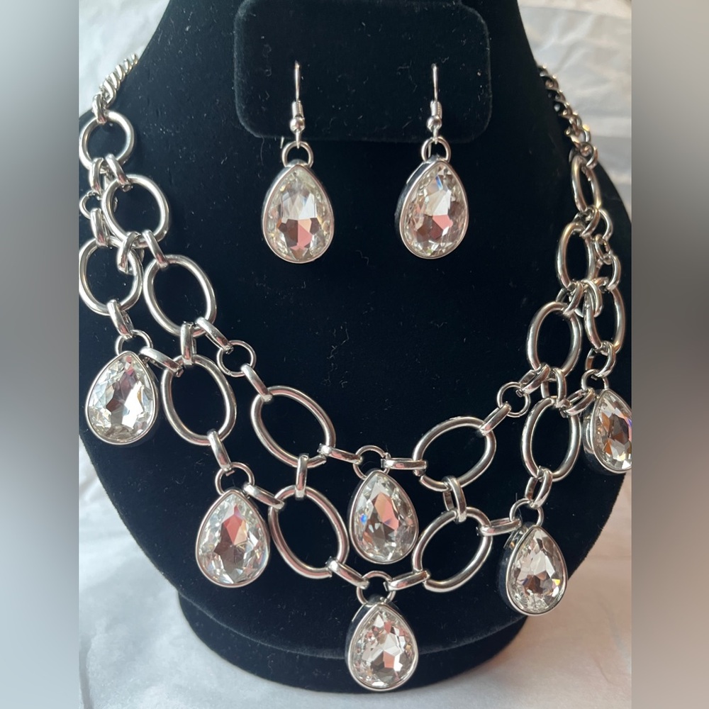 Dana BUCHMAN added & Elegant Silver Tone Necklace & earrings with Clear Crystals - Picture 2 of 11